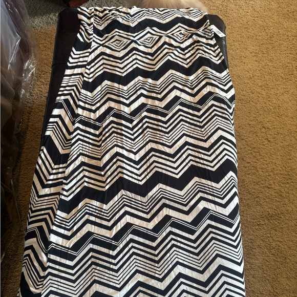 - Long skirt in zig zag pattern NWT - Picture 2 of 2